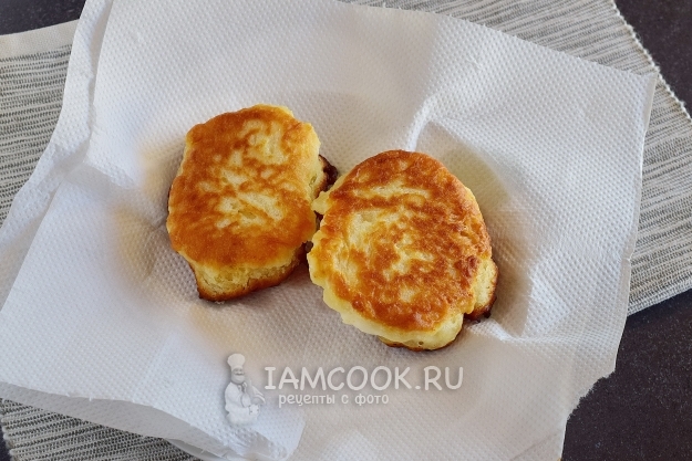 Положить оладьи на салфетку