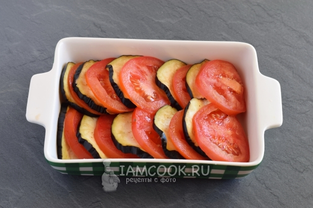 Положить в форму баклажаны и помидоры