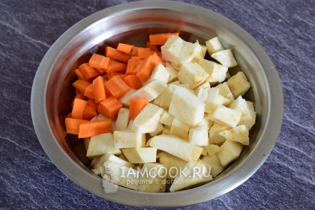 Порезать морковь и сельдерей