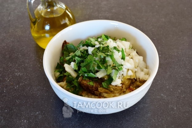 Влить масло