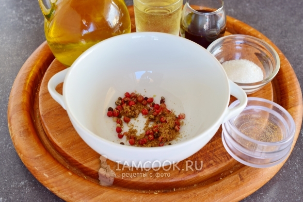 Положить в миску перец и кориандр