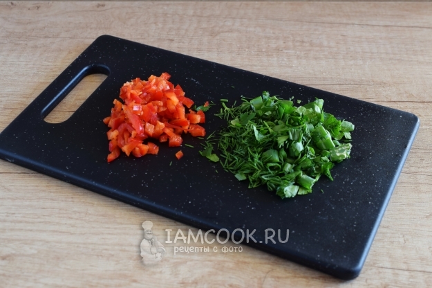 Порезать зелень и перец