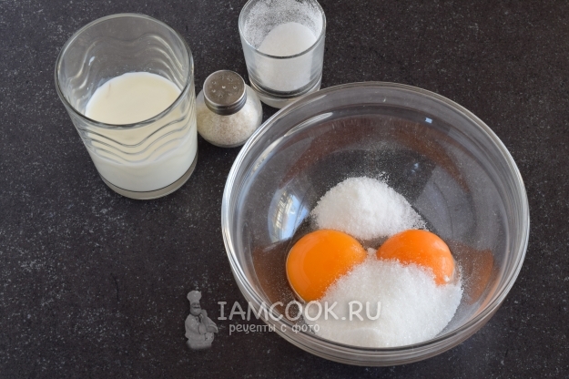 Соединить желтки с сахаром