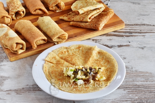 Положить на блин начинку