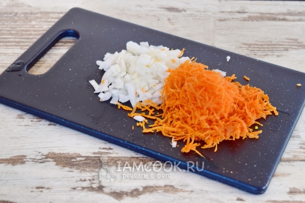 Порезать лук и натереть морковь