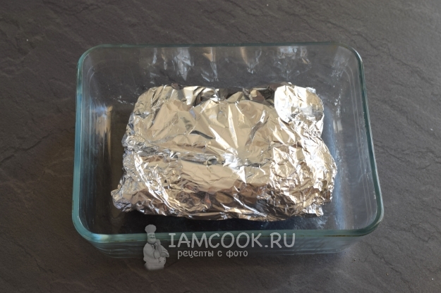 Завернуть мясо в фольгу