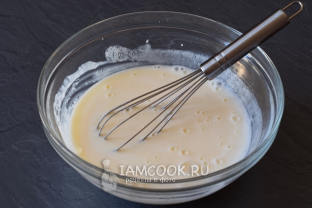 Взбить кефир с яйцом и сахаром