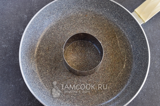 Положить на сковороду кольцо