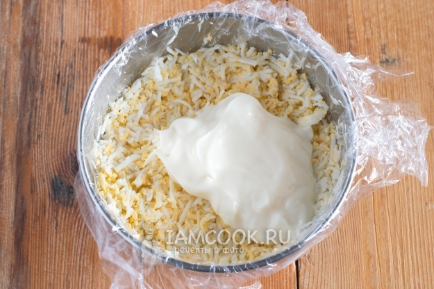 Положить на яйца майонез