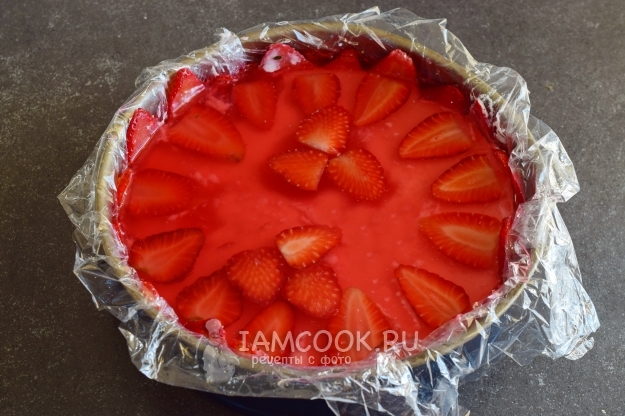 Залить клубничным желе