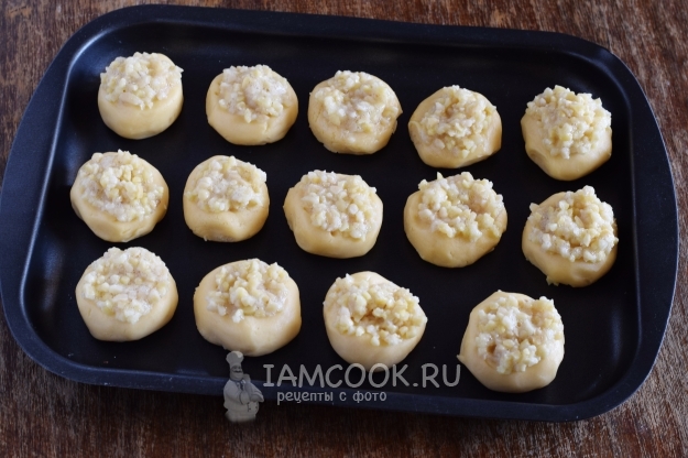 Положить на шарик ореховую начинку