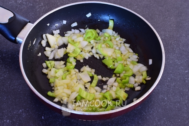 Обжарить лук с перцем
