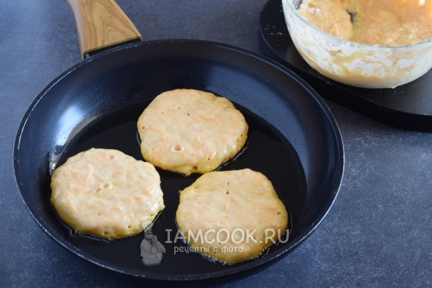 Положить тесто на сковороду