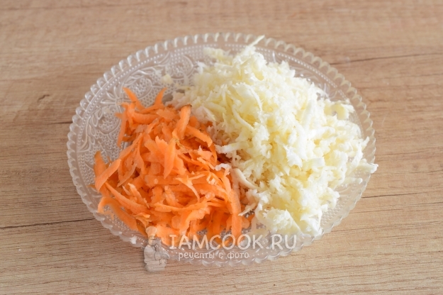 Потереть морковь и сельдерей
