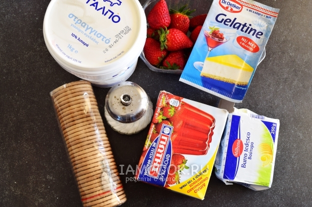 Ингредиенты для клубничного торта без выпечки с печеньем