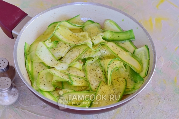 Всыпать соль и перец