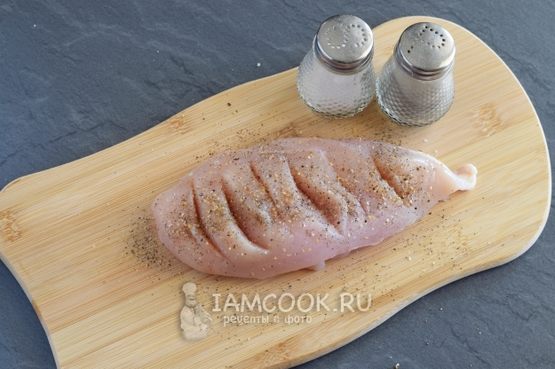 Посыпать солью и перцем