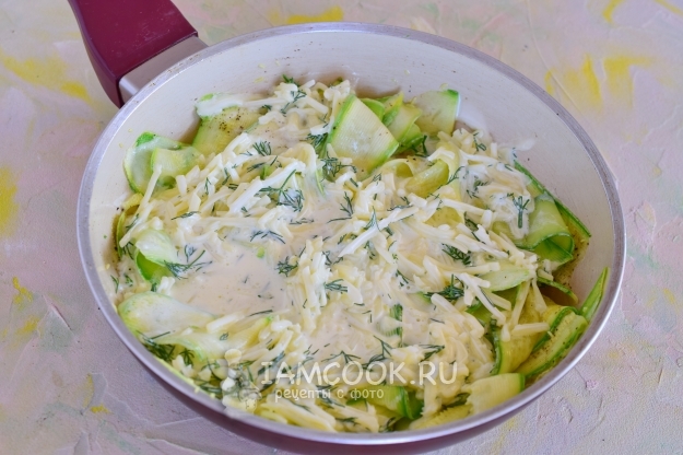 Влить сливки с сыром