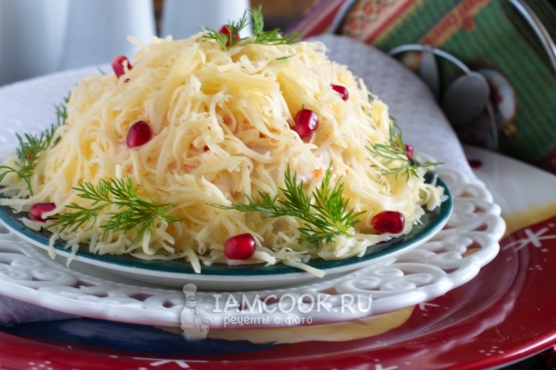 Салат с курицей, морковью, сыром и яйцами