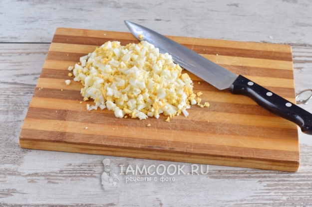 Порезать яйца