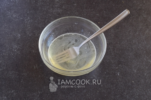 Развести желатин в воде