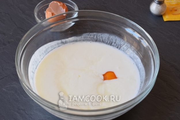 Вбить в кефир яйцо