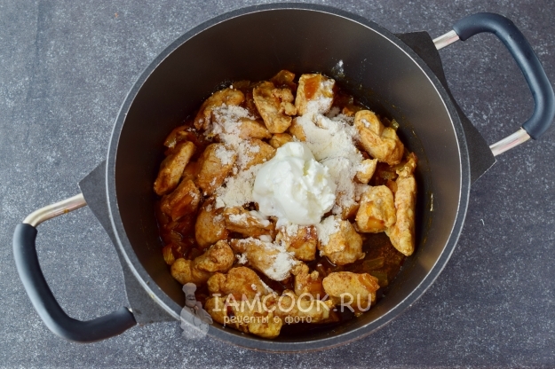 Положить сметану