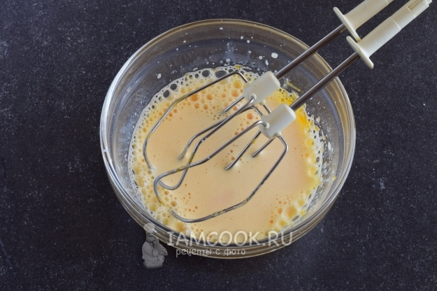 Взбить массу миксером