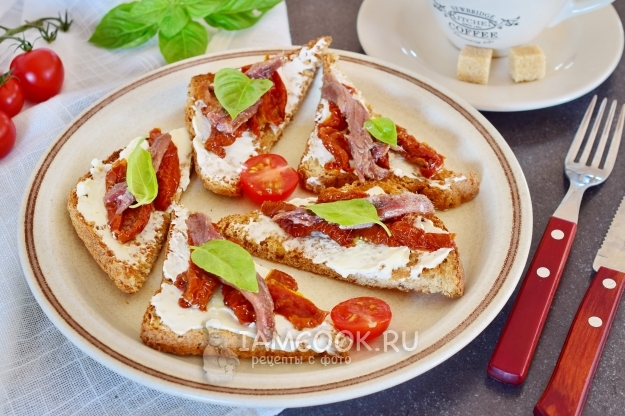 Фото гренок с анчоусами, вялеными томатами и сливочным сыром