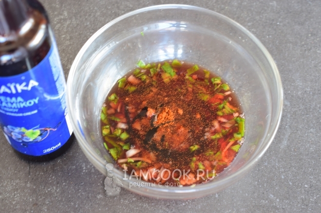 Влить бальзамический уксус