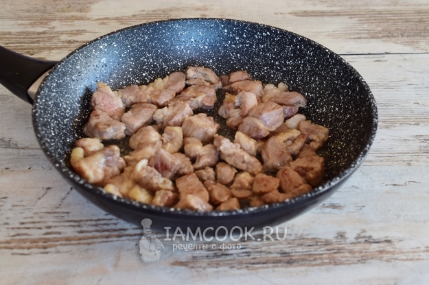 Обжарить мясо