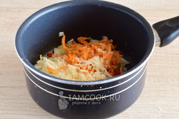 Добавить морковь и сельдерей