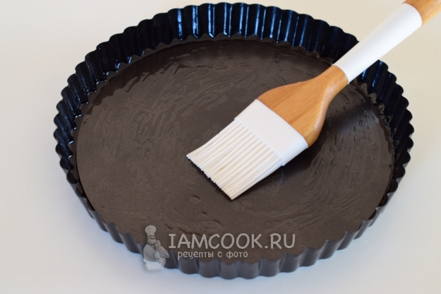 Смазать форму маслом