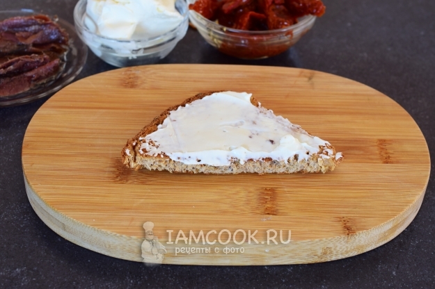 Смазать хлеб сливочным сыром