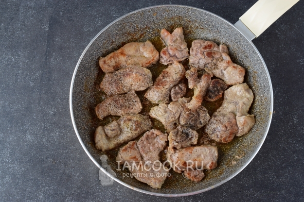 Всыпать соль и перец