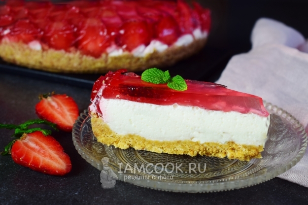 Рецепт клубничного торта без выпечки с печеньем