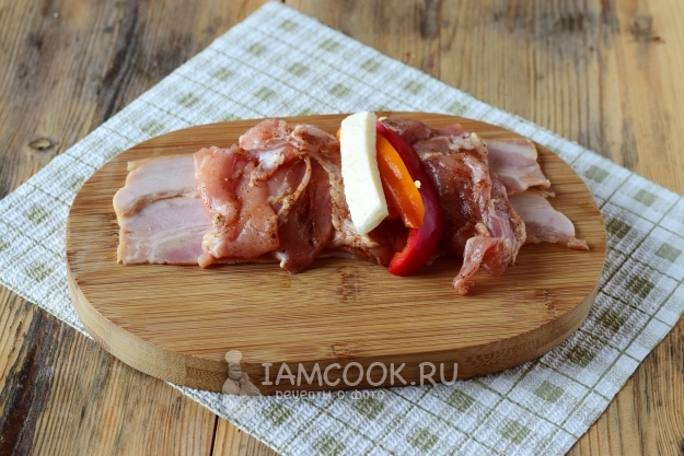 Положить сыр и перец