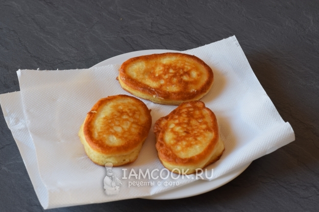 Положить оладьи на салфетку