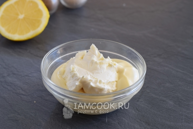Соединить сметану и майонез