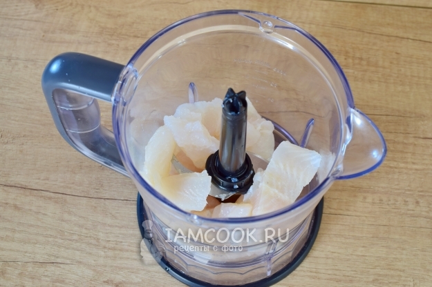 Положить рыбу в блендер