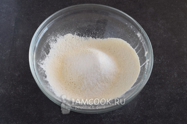 Соединить муку, сахар и соль