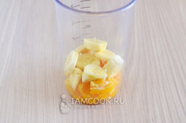 Положить в стакан банан и апельсин