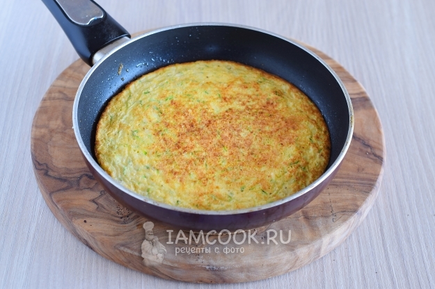 Готовый французский омлет с кабачками