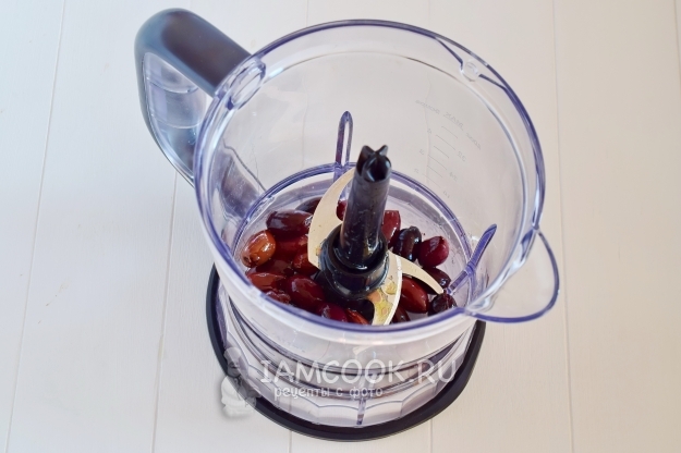 Положить в блендер оливки