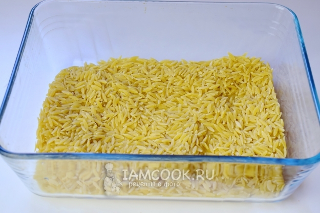 Положить в форму пасту орзо