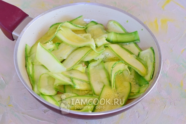 Положить кабачки на сковороду