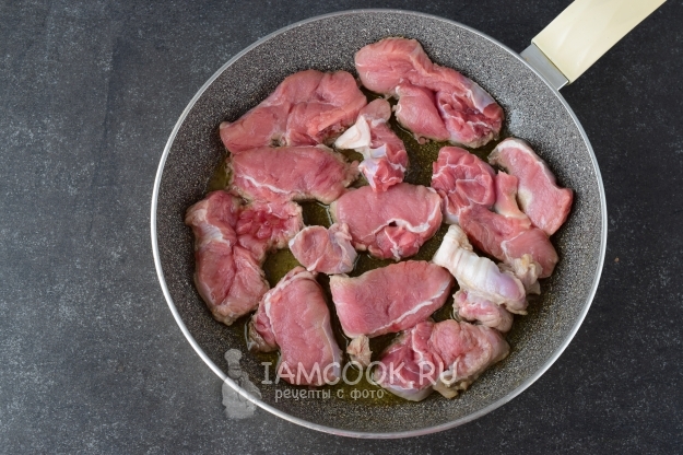 Положить мясо на сковороду
