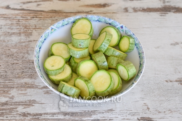 Порезать кабачок