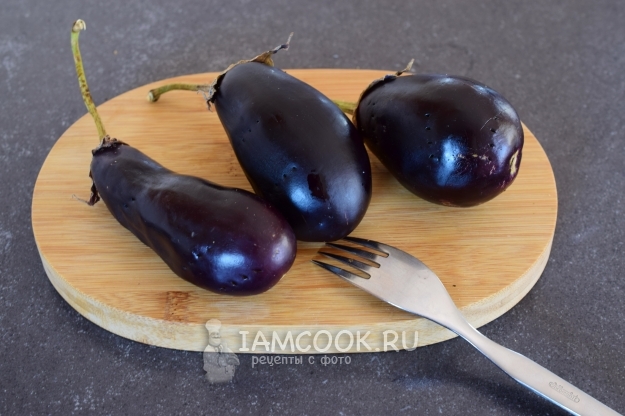 Проколоть баклажаны вилкой