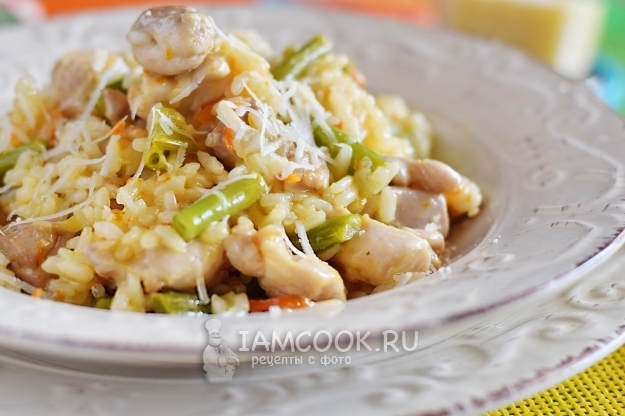 Готовое ризотто с курицей и овощами